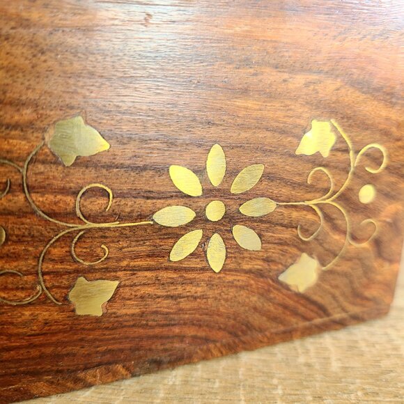 Vintage wooden trinket /jewelry box with brass floral inlay. - Picture 8 of 10